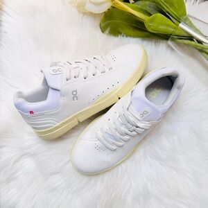NEW | On The Roger Advantage Sneakers